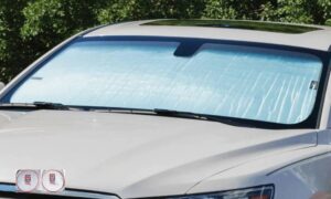 مزایای استفاده از آفتابگیر در خودروهای پارک شده در فضای باز